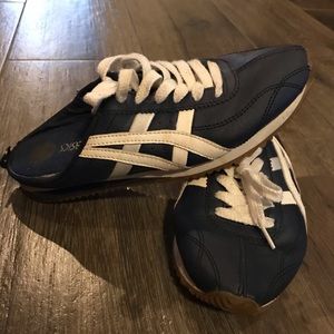 Vintage aisic tennis shoe slide